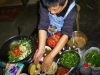 Schon fast in Thailand angekommen: In der Gassenküche gibts Nudeln an grünem Curry...